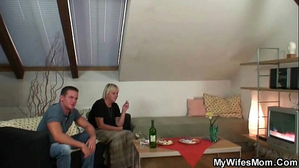 Daughter seduces boyfriend while mom watches scene