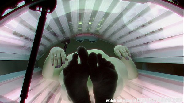 My masturbation and orgasm in a solarium scene