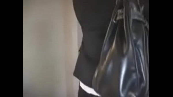 Japanese elevator mother daughter scene