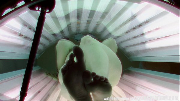 My masturbation and orgasm in a solarium scene